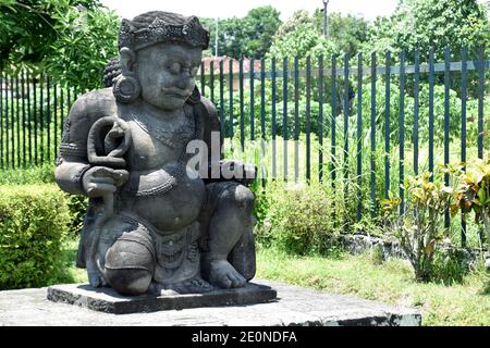 Dvarapala o Dwarapala statua alla parte anteriore del tempio principale nel complesso del tempio di Plaosan a Giava Centrale, Indonesia Foto Stock