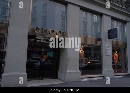 Gucci, prodotti di lusso italiani come borse, scarpe e accessori, makeup, profumi e decorazioni per la casa. Boutique nel centro di Zuri Foto Stock