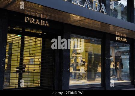 Boutique Prada a Zurigo Svizzera. Questa casa di moda italiana è famosa per le borse in pelle, gli accessori da viaggio, le scarpe, i profumi pronti all'uso. Foto Stock