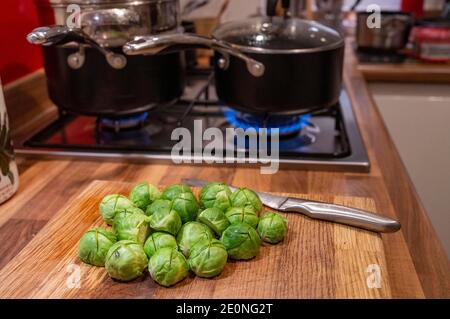 Germogli di Brussel - Brassica oleracea var. Gemmifera - preparati per cucinare a Natale Foto Stock