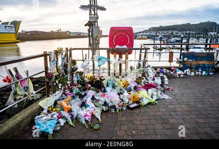 Newhaven East Sussex UK - tributi a 3 pescatori da L'equipaggio di tre uomini della Joanna C che si è perso In mare nel novembre 2020 Foto Stock