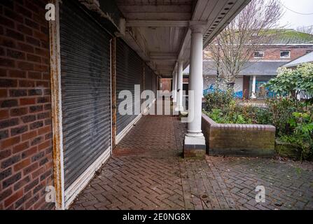 Newhaven East Sussex UK - chiuso negozi e aziende In Piazza Newhaven Foto Stock