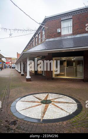 Newhaven East Sussex UK - chiuso negozi e aziende Incluso il negozio di pavoni in piazza Newhaven Foto Stock