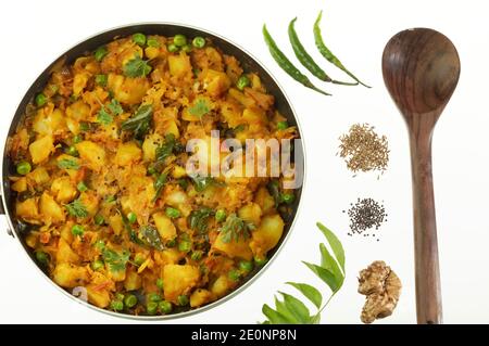 preparazione di patate piccanti cotte con altre verdure come cipolla e piselli verdi da farcite in masala dosa. Foto Stock