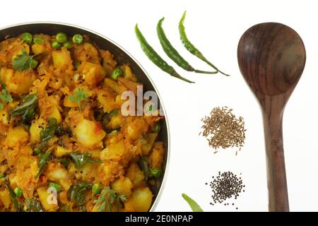 preparazione di patate piccanti cotte con altre verdure come cipolla e piselli verdi da farcite in masala dosa. Foto Stock