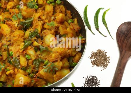 preparazione di patate piccanti cotte con altre verdure come cipolla e piselli verdi da farcite in masala dosa. Foto Stock