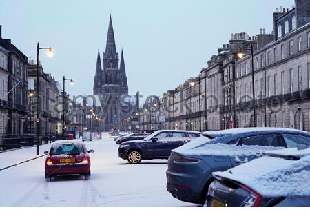 Edimburgo, Scozia, Regno Unito. 2 gennaio 2021. La neve cade poco prima dell'alba nel centro della città. Vista verso la cattedrale di Santa Maria nel West End. Credit: Craig Brown/Alamy Live News Foto Stock