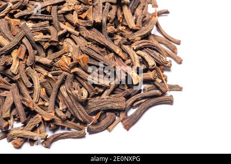 Cinnamomum cassia presl barks, chiamato anche GUI Ding heap vista ravvicinata su sfondo bianco Foto Stock