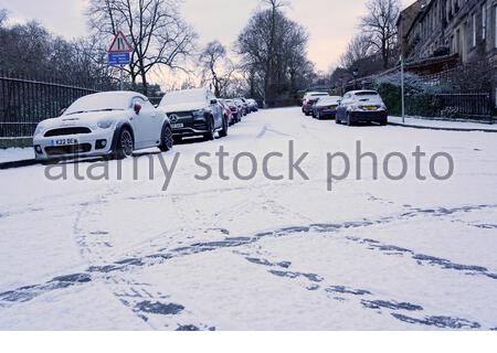 Edimburgo, Scozia, Regno Unito. 2 gennaio 2021. La neve cade poco prima dell'alba nel centro della città. Strade innevate nella Città Nuova. Credit: Craig Brown/Alamy Live News Foto Stock