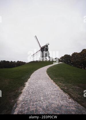 Vista panoramica dello storico mulino a vento tradizionale Sint Janshuismolen A Bruges Fiandre Occidentali Regione Fiamminga Belgio Foto Stock