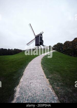 Vista panoramica dello storico mulino a vento tradizionale Sint Janshuismolen A Bruges Fiandre Occidentali Regione Fiamminga Belgio Foto Stock