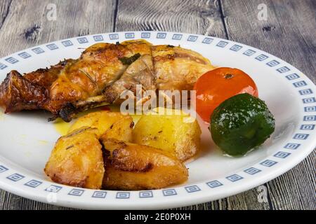 Faraona arrosto con patate e senape cremonese Foto Stock