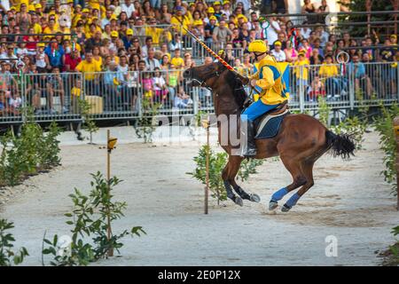 Cavaliere a cavallo durante la giostra. Sulmona, Abruzzo Foto Stock