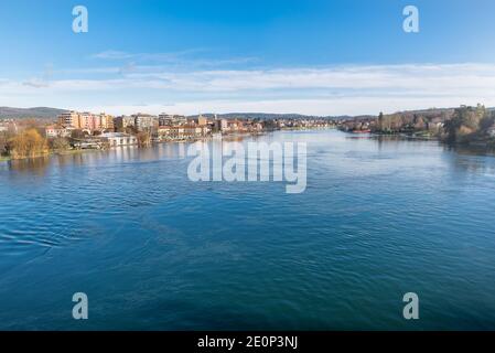 Grande fiume italiano. Fiume Ticino nella città di Sesto Calende, Italia Foto Stock