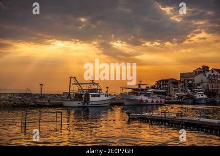 Colorato tramonto sul mare nel porto con yacht in Croazia Foto Stock