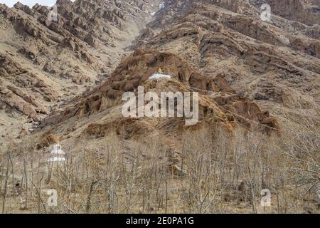 Una statua di Budha di un tempio tradizionale tibetano vicino al monastero di Hemis costruito sulla collina di montagne aride a Leh, Ladakh, Jammu e Kashmir Foto Stock