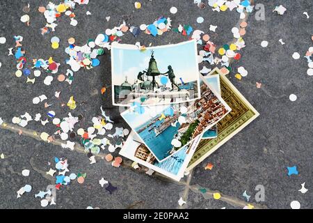 Venezia - 10/202/2020: Confetti e cartoline di venezia per il carnevale in blocco Foto Stock