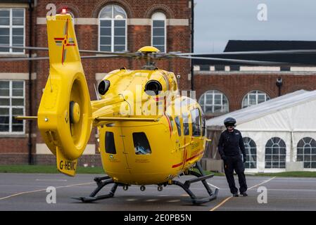 Southend on Sea, Essex, Regno Unito. 2 gennaio 2021. L'East Anglian Air Ambulance Airbus Helicopters H145 elicottero registrato G-HEMC atterrato nei terreni della Southend High School for Boys School per effettuare un trasferimento paziente al vicino Southend University Hospital, essendo arrivato da Cambridge. Un incidente importante è stato dichiarato per l’Essex con i servizi sanitari della contea in difficoltà a causa della pandemia del COVID 19, con Southend uno degli ospedali ad alta capacità Foto Stock