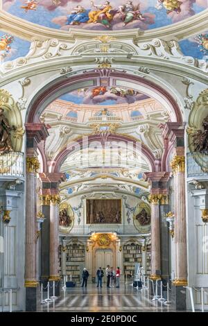 Assolutamente impressionante - la più grande biblioteca monastica del mondo - nell'abbazia di Admont, Aistria Foto Stock