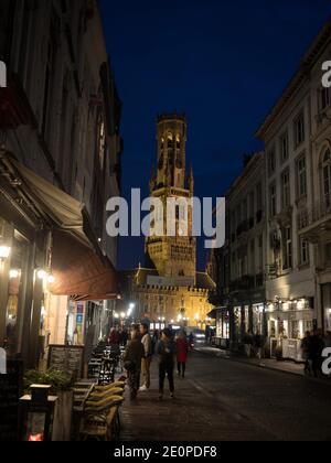 Vista da cartolina del campanile illuminato di Bruges Belfort van Brugge Campanile medievale di notte centro storico della città Ovest Fiandre Fiammingo Regio Foto Stock