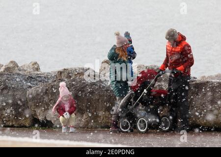 Morecambe Lancashire, Regno Unito. 2 gennaio 2021. Neve caduta su Morecambe Promenade credito: PN News/Alamy Live News Foto Stock