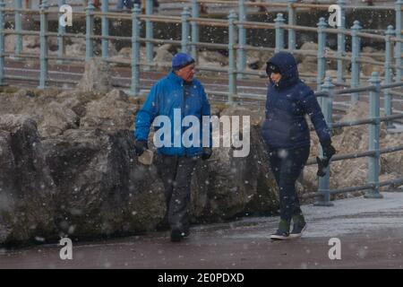 Morecambe Lancashire, Regno Unito. 2 gennaio 2021. Neve caduta su Morecambe Promenade credito: PN News/Alamy Live News Foto Stock