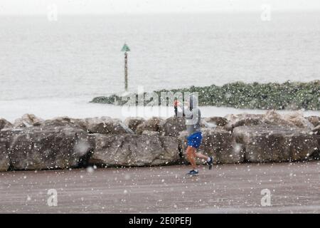 Morecambe Lancashire, Regno Unito. 2 gennaio 2021. Neve caduta su Morecambe Promenade credito: PN News/Alamy Live News Foto Stock