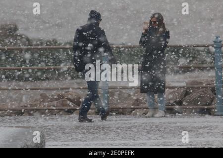 Morecambe Lancashire, Regno Unito. 2 gennaio 2021. Neve caduta su Morecambe Promenade credito: PN News/Alamy Live News Foto Stock