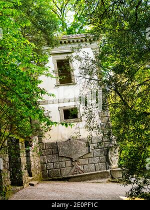 Casa pendente nel misterioso Bosco Sacro, Giardini Bomarzo, provincia di Viterbo, Lazio, Italia Foto Stock