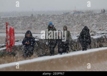 Morecambe Lancashire, Regno Unito. 2 gennaio 2021. Neve caduta su Morecambe Promenade credito: PN News/Alamy Live News Foto Stock