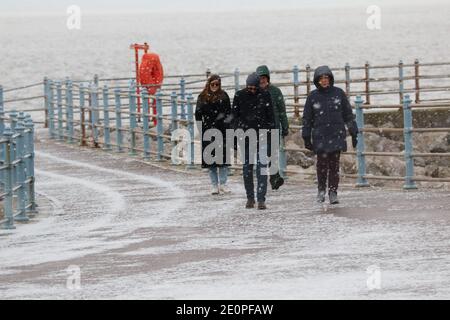 Morecambe Lancashire, Regno Unito. 2 gennaio 2021. Neve caduta su Morecambe Promenade credito: PN News/Alamy Live News Foto Stock