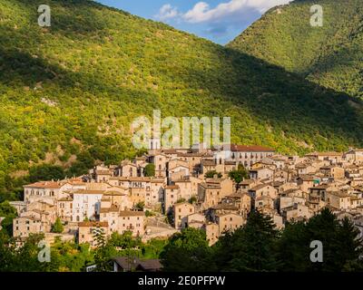 Splendida vista sul borgo medievale di Scanno, immerso nelle montagne del Parco Nazionale d'Abruzzo, nel centro Italia Foto Stock