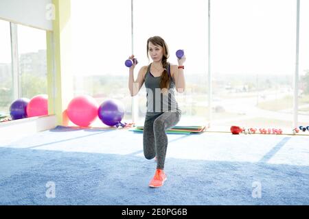 Fitness donna. Bella donna caucasica anziana che fa esercizio in palestra. Stile di vita sano . Foto Stock