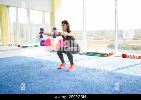 Fitness donna. Bella donna caucasica anziana facendo esercizio in palestra. Stile di vita sano. Foto Stock