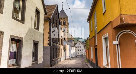 Panorama di una strada nella parte vecchia di Andernach, Germania Foto Stock