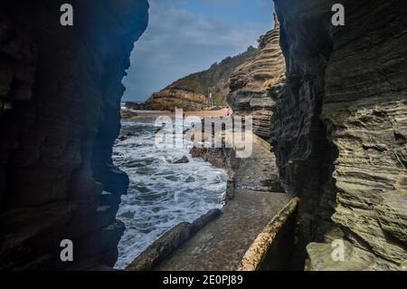 Buco nella parete naturale formazione rocciosa a Thompsons baia spiaggia ballito Sud Africa Foto Stock