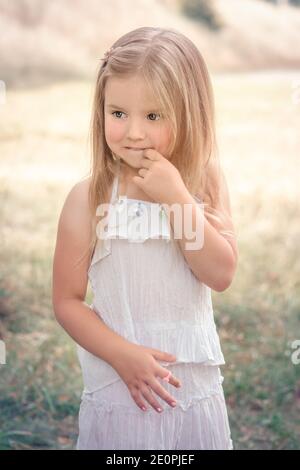 bambina di 2 anni in una terrina che guarda triste Foto stock - Alamy