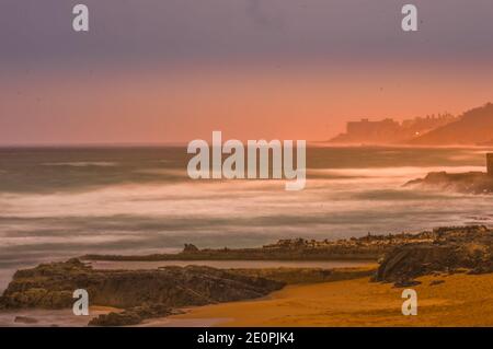 Bella spiaggia principale di Ballito Dolphin Coast nella costa nord di Durban Sudafrica Foto Stock