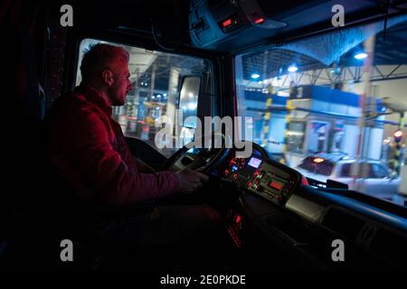Conducente del carrello al lavoro. Guida di notte Foto Stock