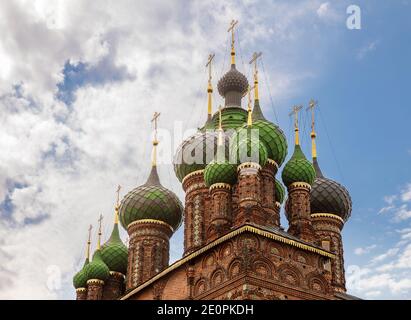 Cupole della Chiesa della decapitazione di Giovanni Battista a Tolchkovo, Yaroslavl, anello d'oro della Russia Foto Stock