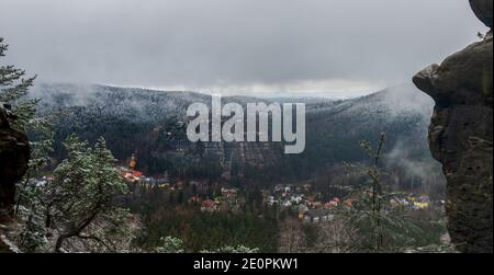 Vista sul villaggio di Oybin con il Monte oybin in inverno Foto Stock