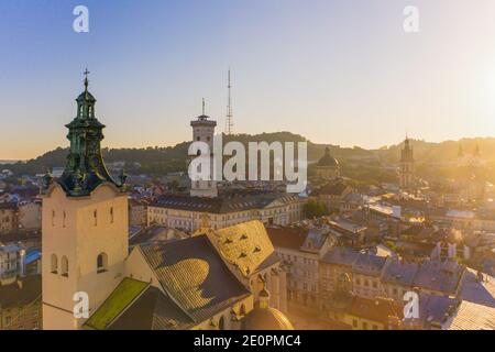 Lviv, Ucraina - 24 agosto 2020: Vista aerea sul municipio e la cattedrale latina di Lviv, Ucraina dal drone Foto Stock