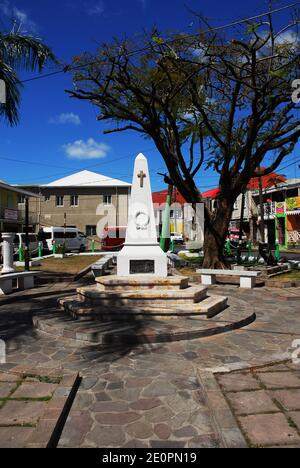 Caraibi: Isole di sinistra: St Kitts e Nevis: Nevis: Charleston: War Memorial Square Foto Stock