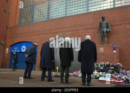 Glasgow, Regno Unito, 2 gennaio 2021. I rappresentanti del Rangers FC e del Celtic FC hanno deposto le corone in memoria dei 66 tifosi che hanno perso la vita nel disastro dello Ibrox Stadium, avvenuto 50 anni fa oggi il 2 gennaio 1971. L'anniversario cade nel giorno in cui il Rangers FC gioca i loro rivali Celtic FC, a casa, in una partita di campionato. Foto: Jeremy Sutton-Hibbert/ Alamy Live News Foto Stock