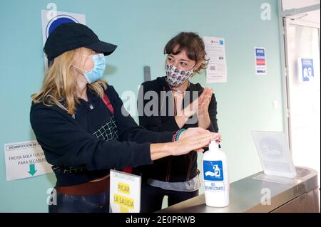 foto di due persone d eta che si accoppiano trascorrendo del tempo libero insieme guardando un divertente serial seding comodo divano foto stock alamy