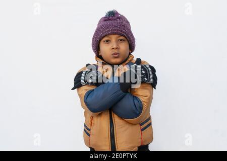 Ritratto di Boy tremante in inverno Foto Stock