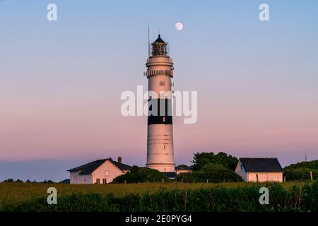 Faro Langer Christian Kampen Sylt, Germania: Faro a Kampen su Sylt nella luce atmosferica in serata. La luna è già risuscitata. Foto Stock