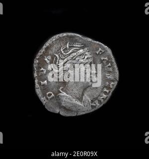 Denario d'argento romano. Antica moneta romana d'argento. Faustina II argento denarius 175 d.C. Moneta d'argento romana trovata con metal detector. Foto Stock