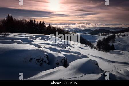 Tramonto magico sulle montagne della Lessinia, le montagne della Lessinia si trovano nel nord Italia. Foto Stock