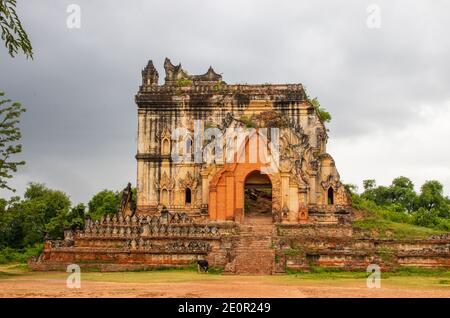 Rovine del tempio nella vecchia città reale di Inwa Ava Vicino a Mandalay Myanmar Birmania Sud-est asiatico Foto Stock